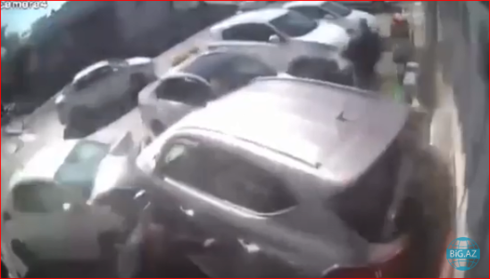 DƏHŞƏTLİ "MÖCÜZƏ": Maşın divarın kənarında oturan qıza çırpıldi, amma... - VİDEO