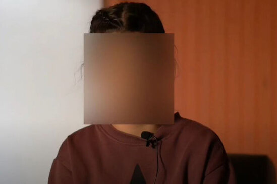 Anasından polisə şikayət edən 10 yaşlı qız: "Dedi ki, siqaretsiz gəlsən, səni evdən atacağam" - VİDEO