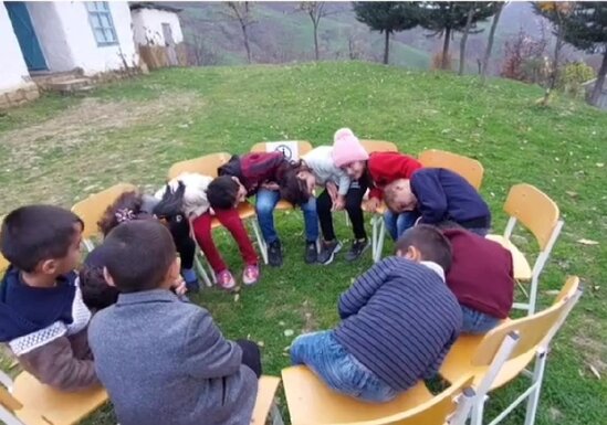 "Sən nə gözəlsən" deyib uşaqları sevindirən müəllimə GÜNDƏM OLDU - VİDEO