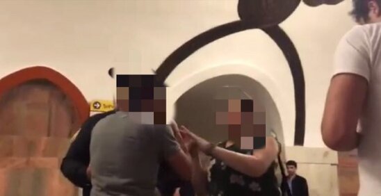 Bakıda ərinin sevgilisinin evinə hücum edən qadın hər şeyi videoya çəkdi: "Onun şalvarıdır..." – VİDEO