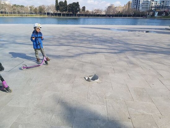 Bakıda parkın ortasında üstüaçıq dərin quyu tapılıb - FOTO