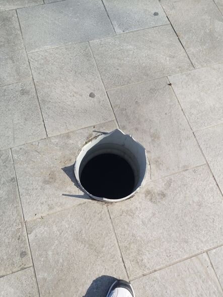 Bakıda parkın ortasında üstüaçıq dərin quyu tapılıb - FOTO