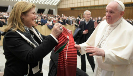 Ronaldonun anası Papaya hədiyyə verib