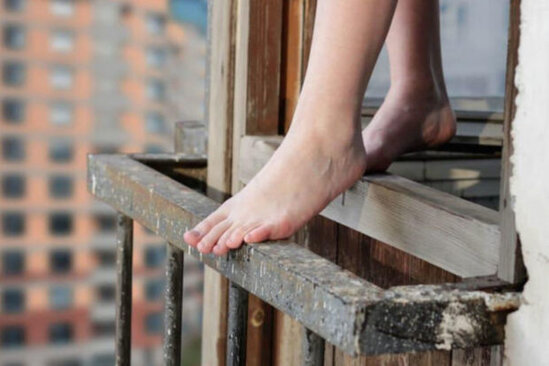 36 yaşlı qadın özünü binanın damından atdı