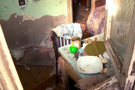 Ana evə sərxoş gəlir: Uşaqlarını "zibilxana"ya atan anaya qarşı iddia - VİDEO