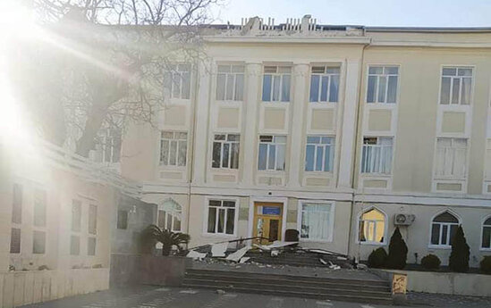 Bakıda güclü külək məktəbin damını uçurdu - Foto