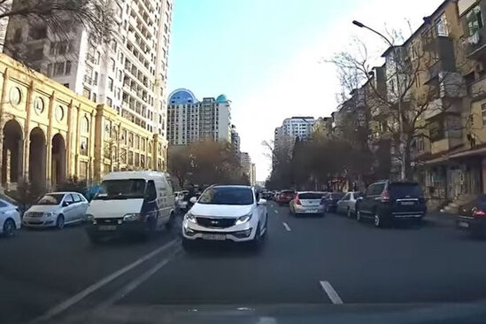 Bakıda sürücü son anda qəzadan qurtuldu - VİDEO