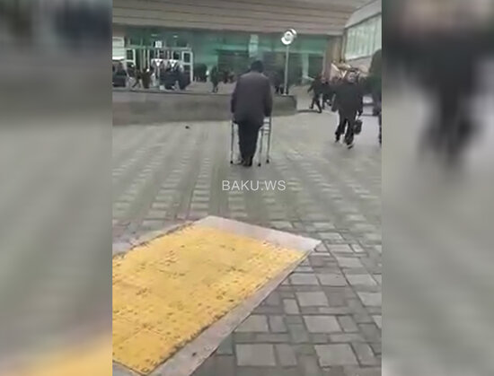 Qazi nəvəsi üçün dilənçilik edən 92 yaşlı babanın görüntüləri hər kəsi duyğulandırdı - VİDEO