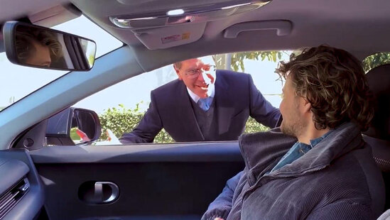 ABŞ səfirinin müavini müğənni Eldar Qasımovla gəzintiyə çıxdı - FOTO