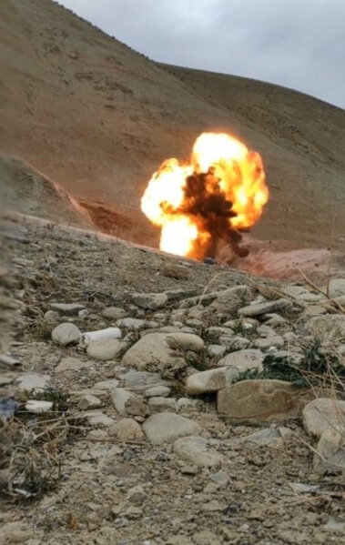 Bakıda yaşayış binasının həyətində qumbara tapılıb - VİDEO