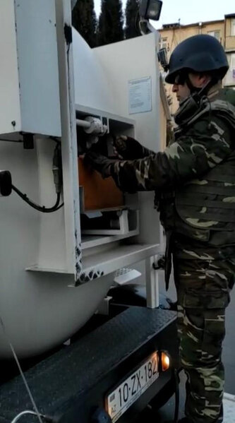 Bakıda yaşayış binasının həyətində qumbara tapılıb - VİDEO