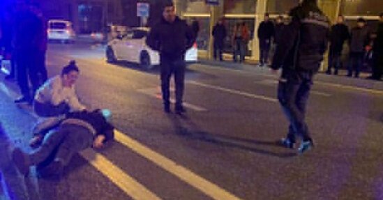 Səfirliyin maşını ilə sərxoş halda piyadanı vurdu