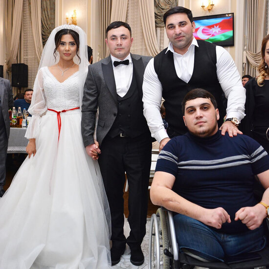 Bir ayağını itirən qazimizin ad günündə toyu oldu - FOTO