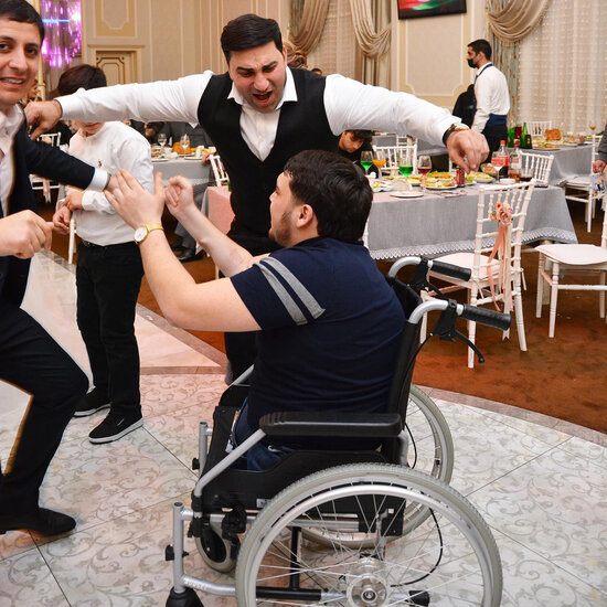 Bir ayağını itirən qazimizin ad günündə toyu oldu - FOTO