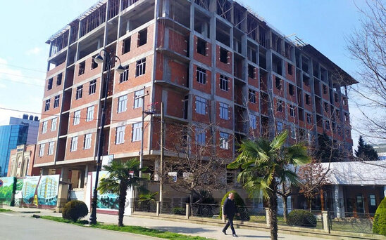 Fəhlə binadan yıxılaraq ölüb