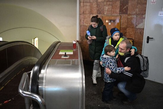 Ukrayna əhalisi metrolara sığınıb - Fotolar