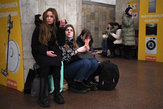 Ukrayna əhalisi metrolara sığınıb - Fotolar