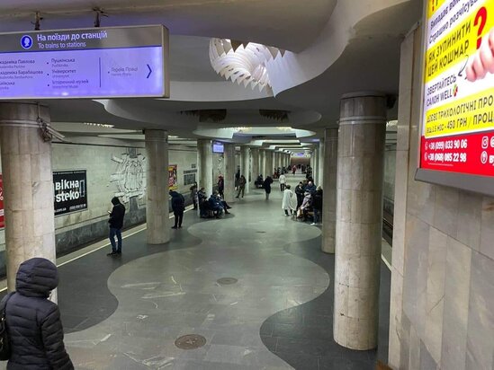 Ukrayna əhalisi metrolara sığınıb - Fotolar