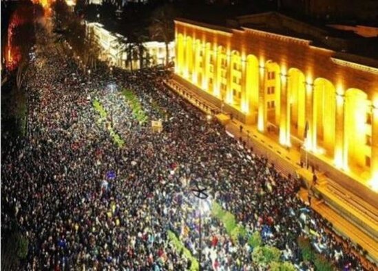 Gürcüstan sakinləri Rusiyanın Ukraynaya hərbi müdaxiləsinə etiraz edir - FOTO