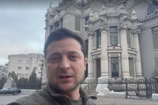 Zelenski Kiyevdən xalqa müraciət etdi: "Mən burdayam, saxta xəbərlərə inanmayın!" - VİDEO