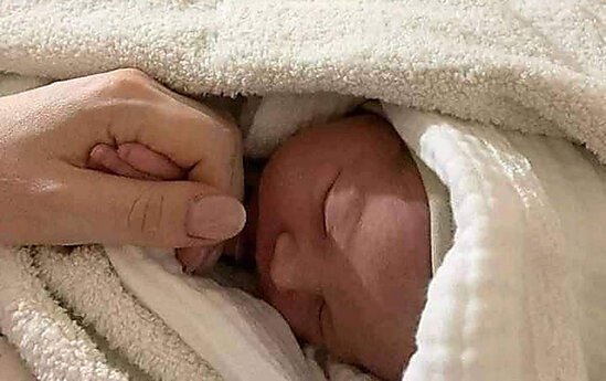 "Doğuşdan bir neçə dəqiqə sonra geyinib zirzəmiyə düşdüm" - Mianın anası