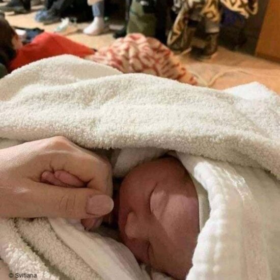 "Doğuşdan bir neçə dəqiqə sonra geyinib zirzəmiyə düşdüm" - Mianın anası