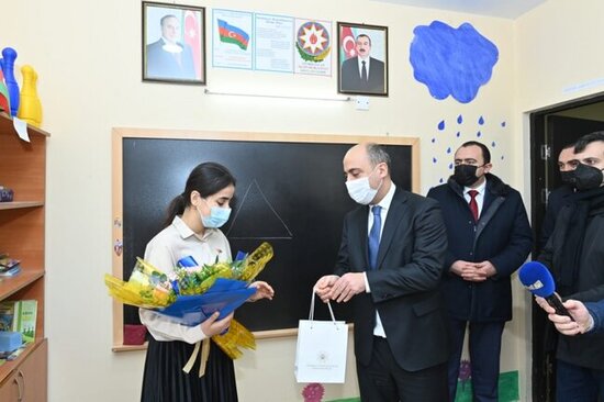 Nazir şagirdləri ilə videolar çəkən müəllimlə görüşdü - FOTOLAR