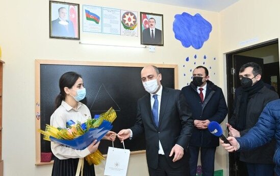 Nazir şagirdləri ilə videolar çəkən müəllimlə görüşdü - FOTOLAR