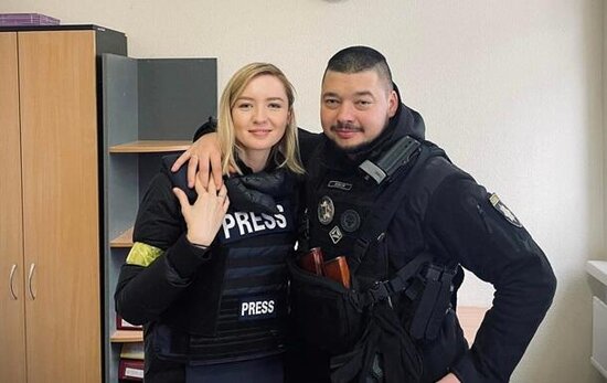 Bombalanan Kiyevdə nikah: ukraynalı polis zabiti və rus jurnalist evləndilər - FOTO