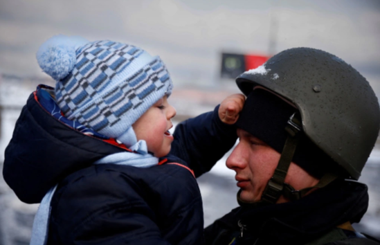 Polisin körpəsi ilə vidalaşma anı... - VİDEO