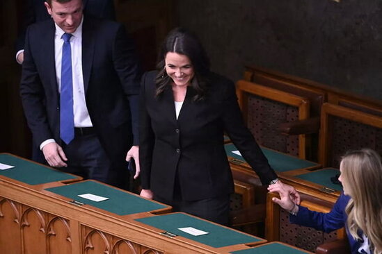 Bu ölkədə ilk dəfə prezident QADIN OLDU