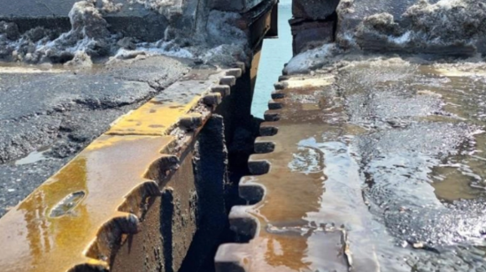 88 illik körpü ikiyə bölündü - FOTO