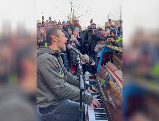 Əməkdar artist qatar stansiyasında ifası ilə ölkəsinə dəstək oldu - VİDEO