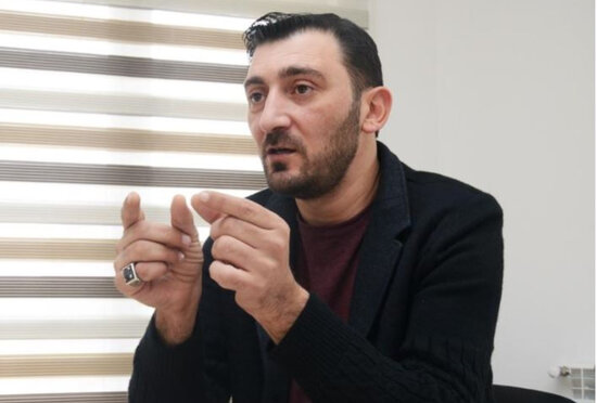 Aydın Sani polis bölməsinə düşməsindən danışdı - VİDEO