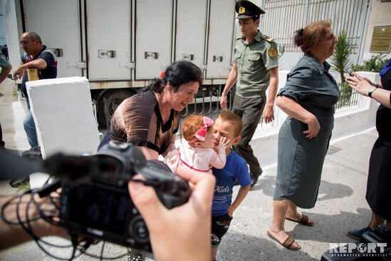 Körpəsi ilə azadlığa çıxan qadın: "Bir də bura gəlmərəm..." - HƏYAT HEKAYƏTİ