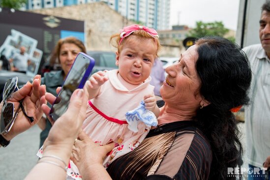 Körpəsi ilə azadlığa çıxan qadın: "Bir də bura gəlmərəm..." - HƏYAT HEKAYƏTİ