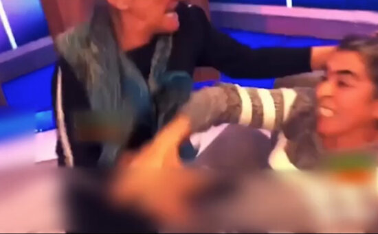 Zaurun verilişində qayınana gəlinin saçından tutub sürüdü - VİDEO