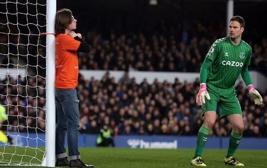 Futbol matçında özünü qapı dirəyinə bağladı - FOTO