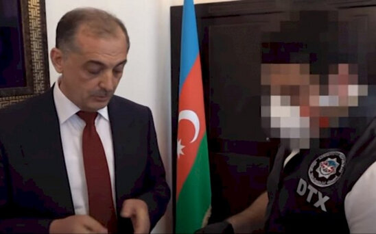 "Vilyam müəllim, başına dönüm, kişi kimi danışaq da, 5 min manatı vermişəm"