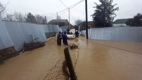 Masallı və Cəlilabadda çay daşdı: İnsanların xilasedilmə görüntüləri - YENİLƏNİB + FOTO/VİDEO