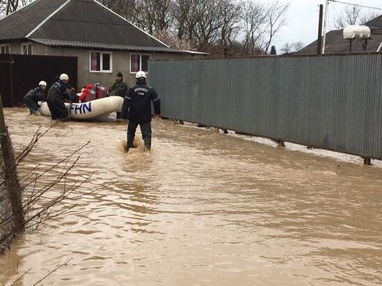Masallı və Cəlilabadda çay daşdı: İnsanların xilasedilmə görüntüləri - YENİLƏNİB + FOTO/VİDEO