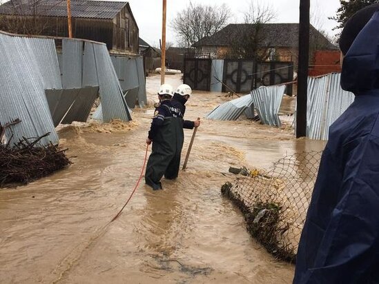Masallı və Cəlilabadda çay daşdı: İnsanların xilasedilmə görüntüləri - YENİLƏNİB + FOTO/VİDEO