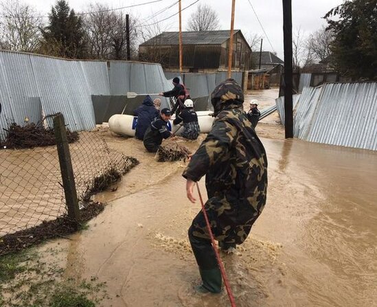 Masallı və Cəlilabadda çay daşdı: İnsanların xilasedilmə görüntüləri - YENİLƏNİB + FOTO/VİDEO