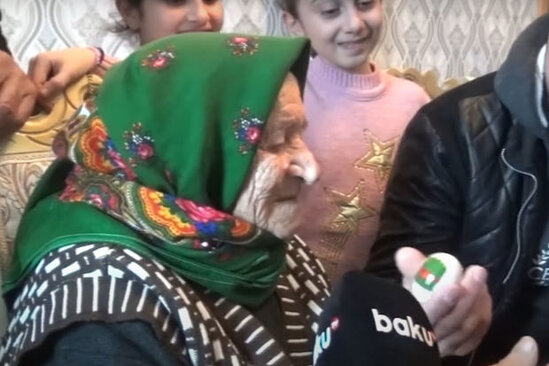 100 yaşlı nənə yumurta döyüşündə nəvəsinə qalib gəldi - VİDEO