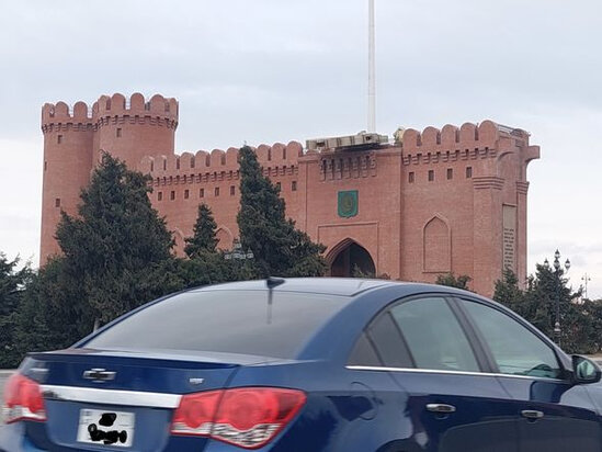 Gəncənin qala divarlarına laqeyd yanaşma: Aşan gerb niyə düzəldilmir? - FOTO