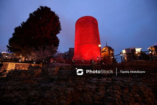 Qız Qalası qırmızı rənglə işıqlandırıldı – FOTOREPORTAJ