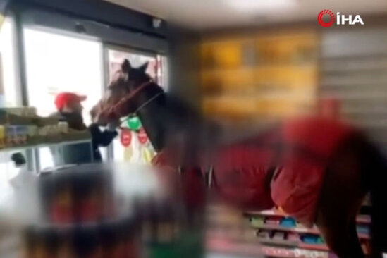 Oğurladığı atla mağazaya daxil olub alış-veriş etdi - VİDEO