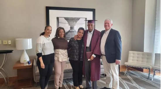 101 yaşında orta məktəb diplomu aldı