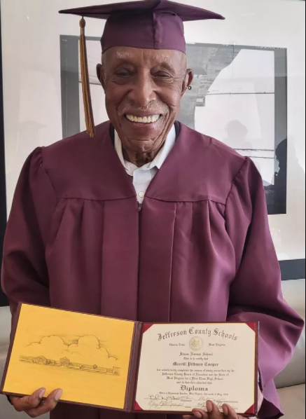 101 yaşında orta məktəb diplomu aldı