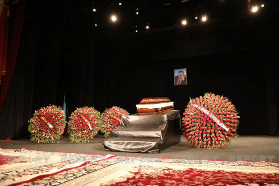 İlham Əliyev və xanımı sabiq prezidentin vida mərasiminə əklil göndərib